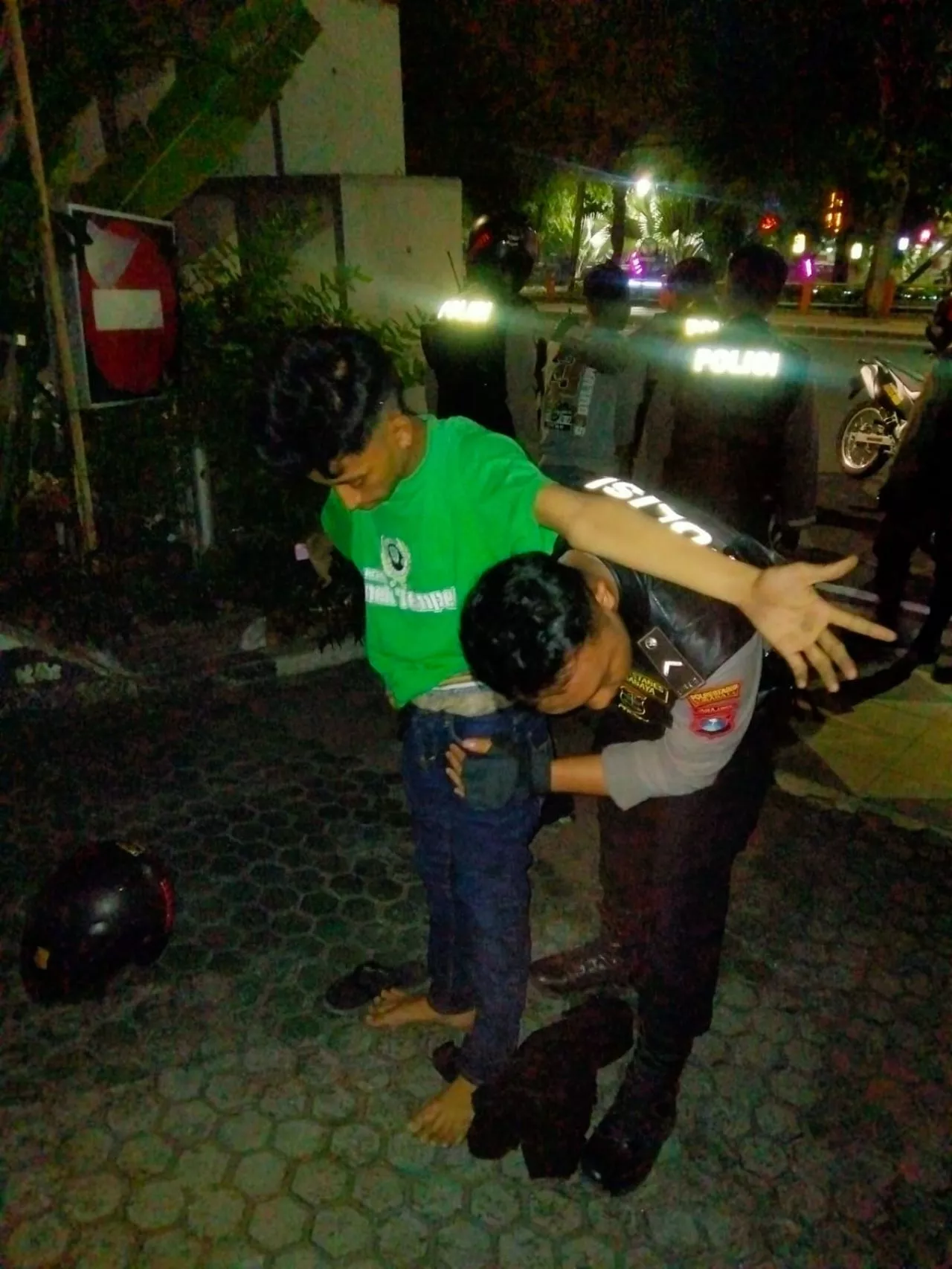 Kedapatan Membawa Pil Koplo, Dua Remaja di Surabaya Diringkus