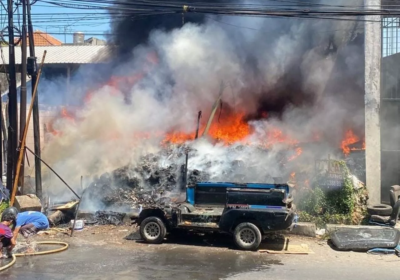 Terpercik Api Las, Tumpukan Sampah di Taman Pandugo Surabaya Terbakar