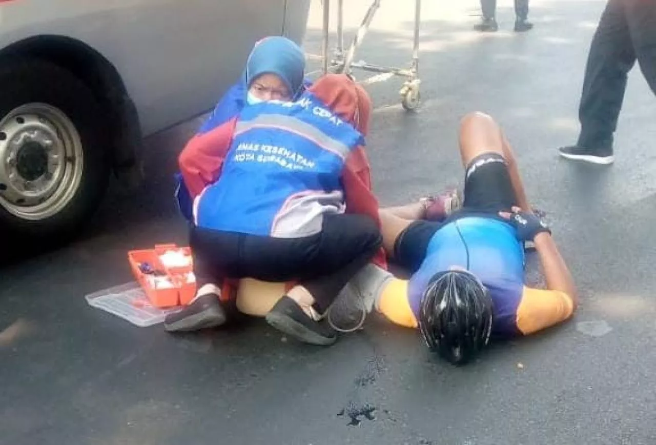 Pengendara Motor Tabrak Pesepeda Angin di Depan Balai Kota Surabaya