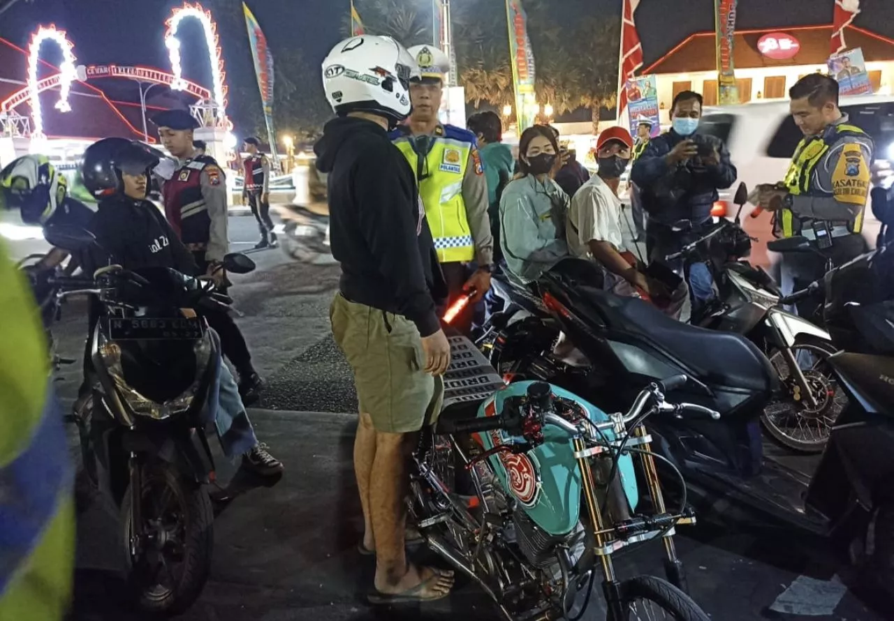 Pengendara Mabuk Tabrak Polisi dan Wartawan saat Operasi Zebra di Surabaya