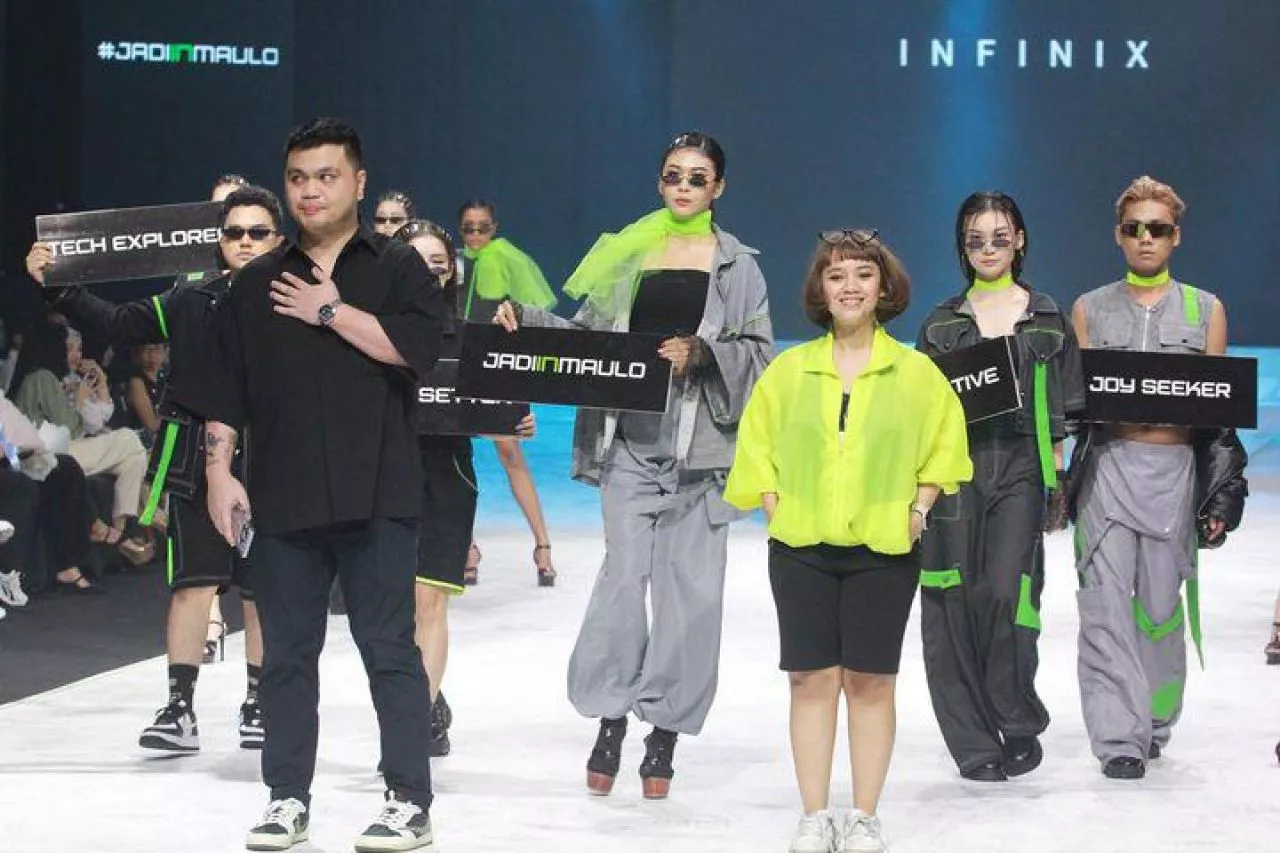 Tagar JadiinMauLo, Kolaboarasi Asik Infinix dan Desainer Muda di Surabaya Fashion Parade