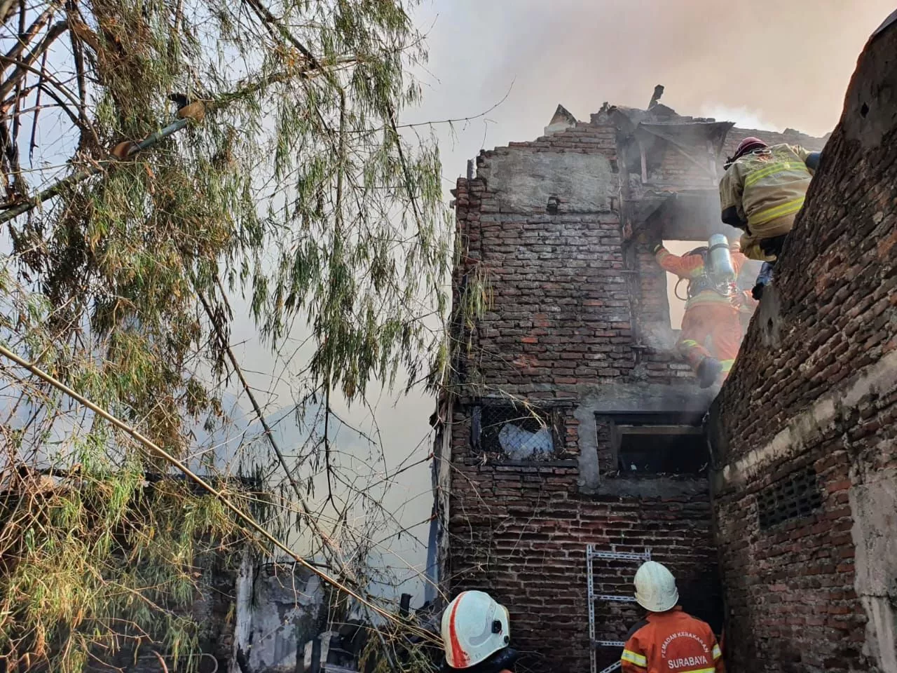 Bakar Pohon Bambu, Empat Rumah di Surabaya Hangus Tersambar Api