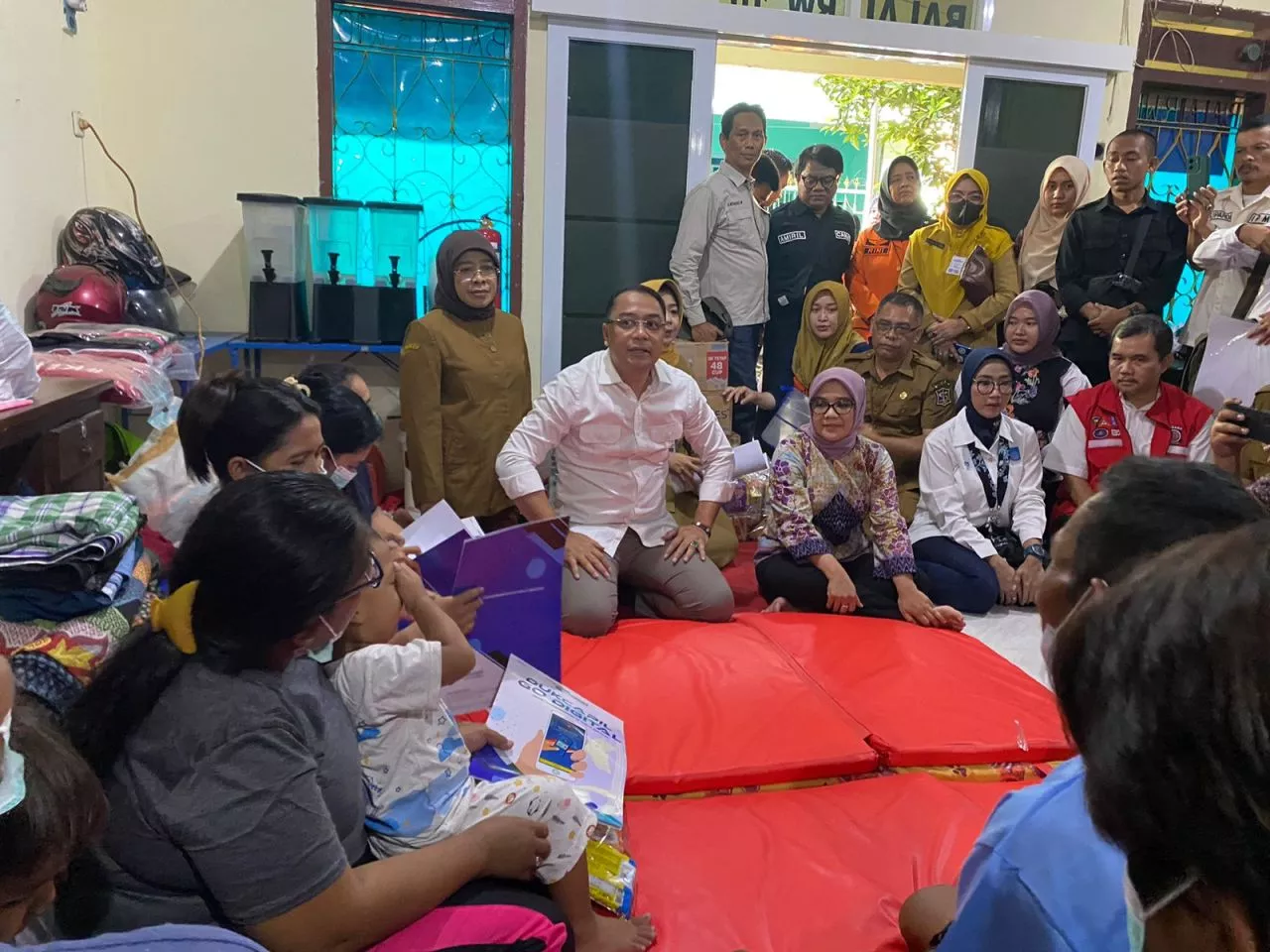 Wali Kota Eri Kunjungi Pengungsi Kebakaran Rumah di Putat Jaya