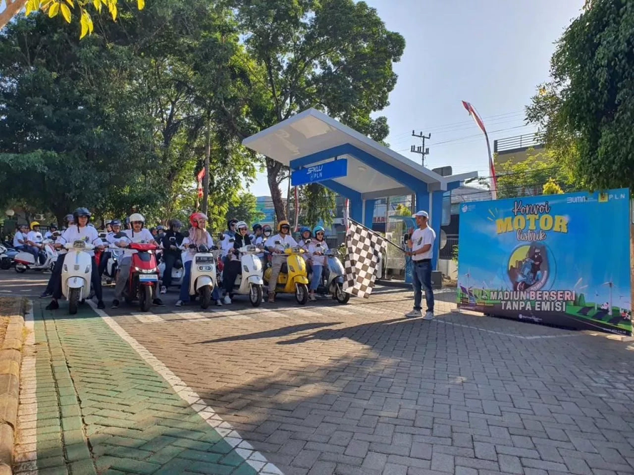 Konvoi Berseri tanpa Emisi, Usaha PLN Birukan Langit Madiun dengan EV