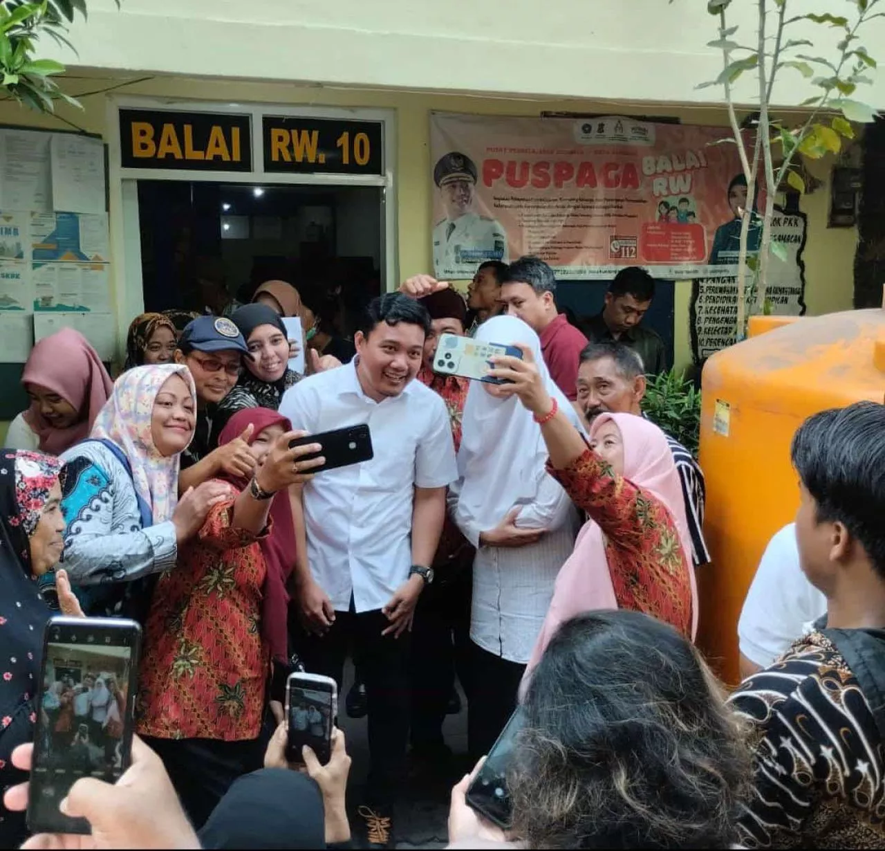 Ketua Karang Taruna Surabaya Sambangi Pengungsi Kebakaran Putat Jaya