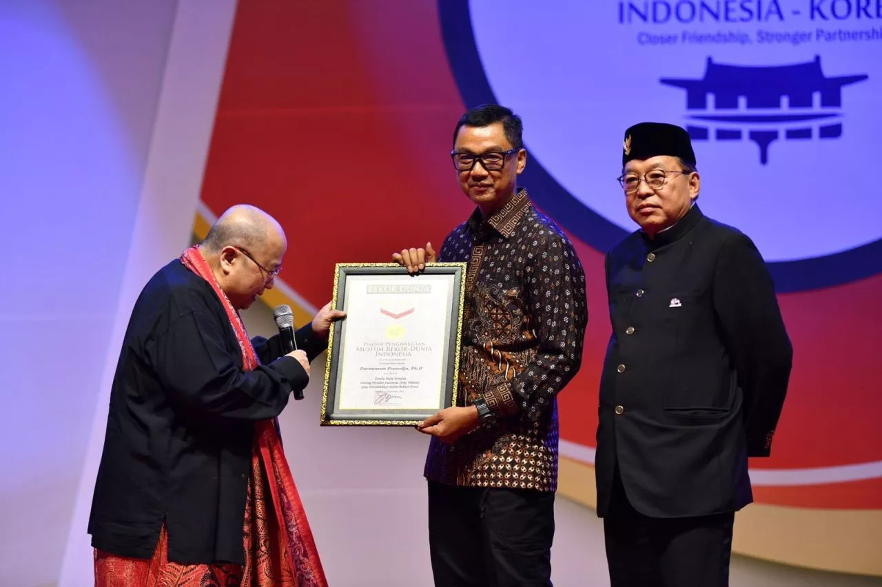Terbit di Korea, Buku Biografi Jokowi Tulisan Dirut PLN Diganjar Penghargaan MURI