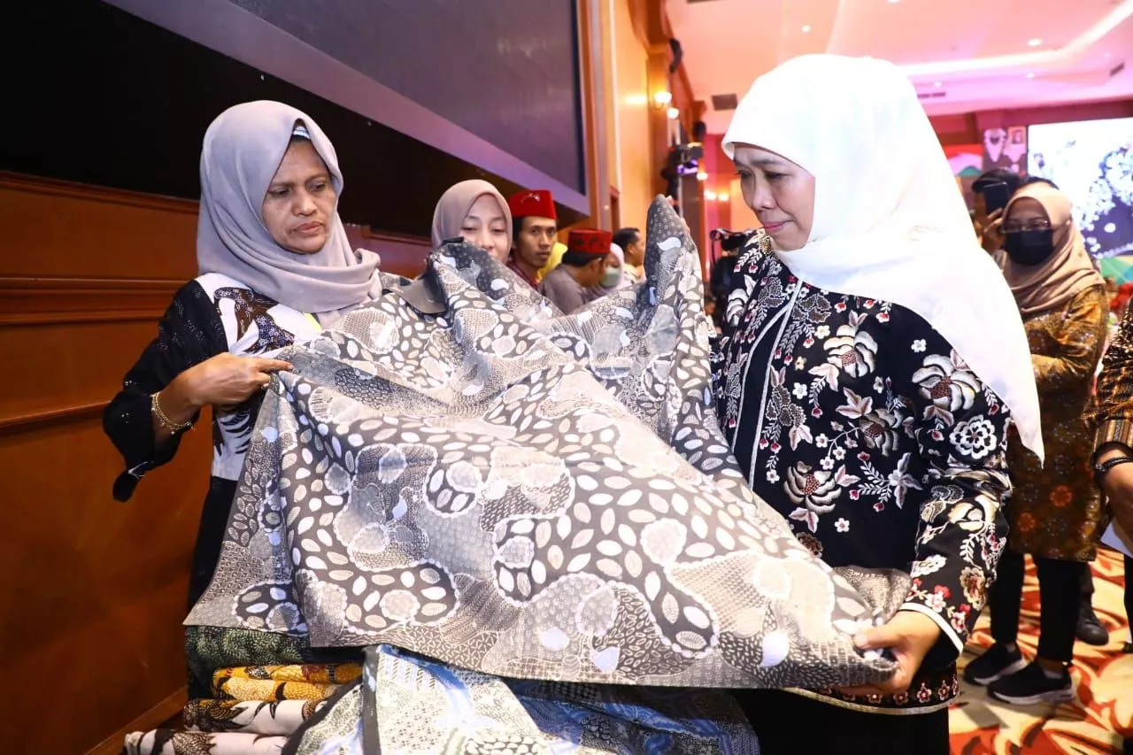 Gubernur Khofifah Ajak Masyarakat Promosikan Batik Lokal Khas Jawa Timur