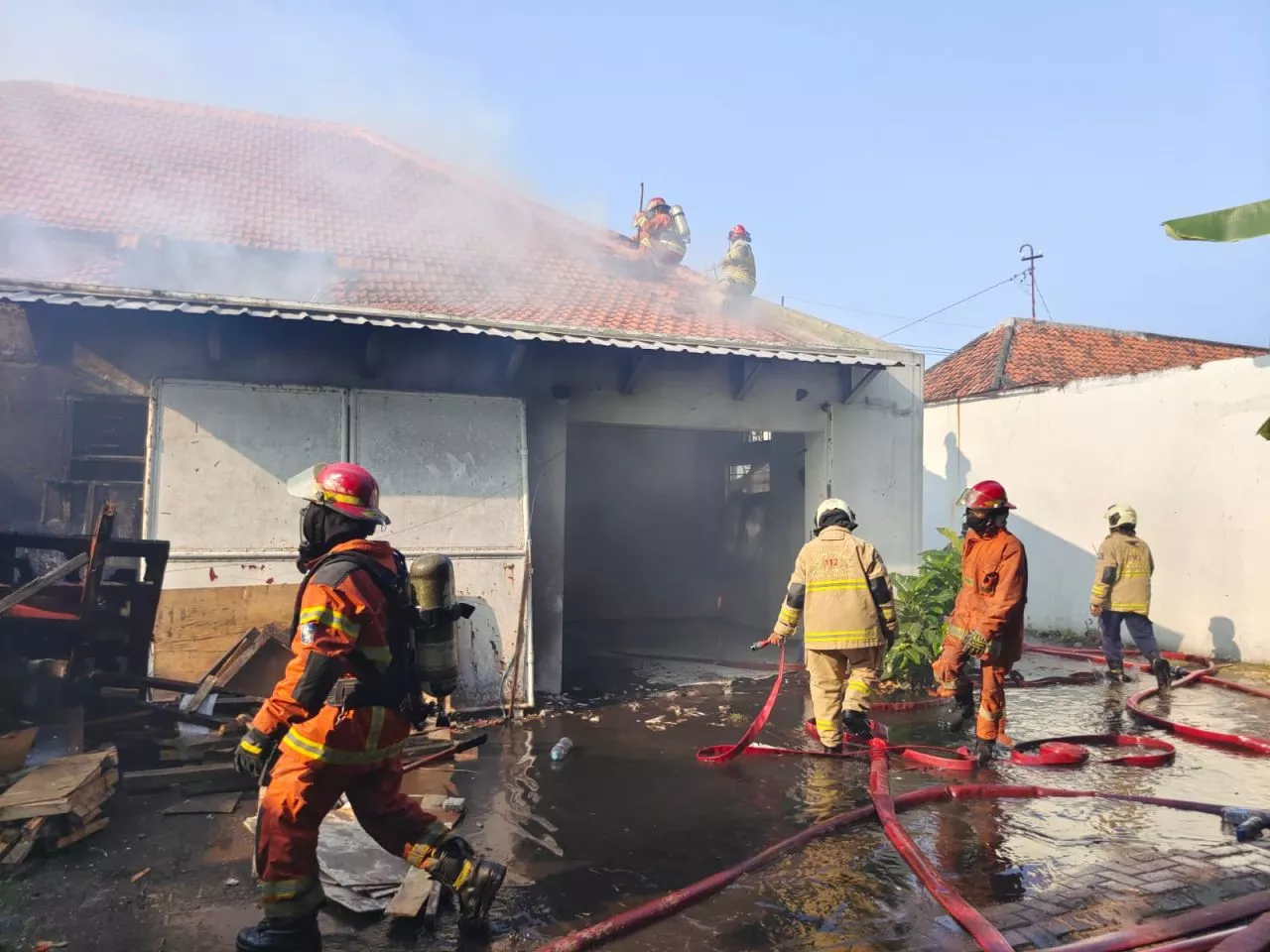 Tersulut Api Bakaran Sampah, Gudang Gula di Krembangan Surabaya Hangus