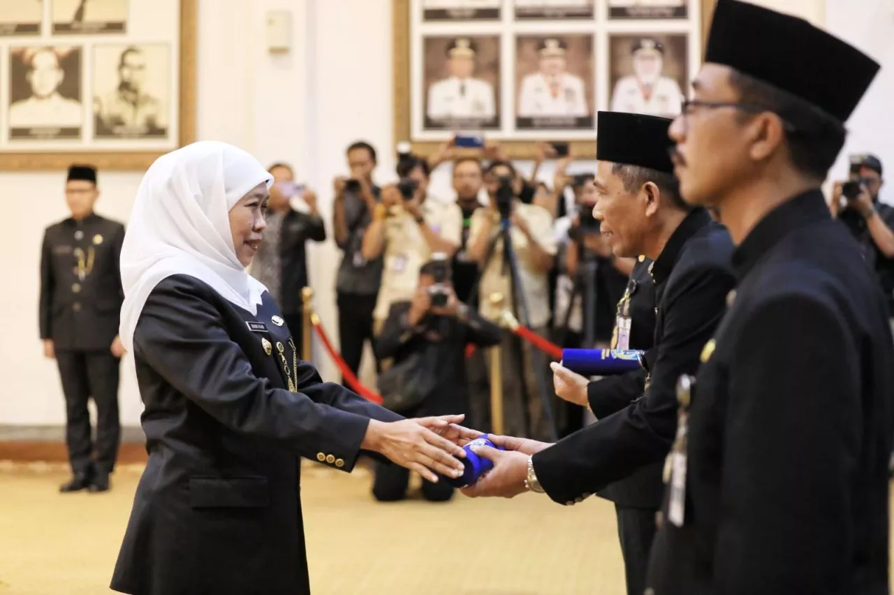 184 Kasek SMA/SMK di Jatim Dilantik, Ini Pesan Gubernur Khofifah