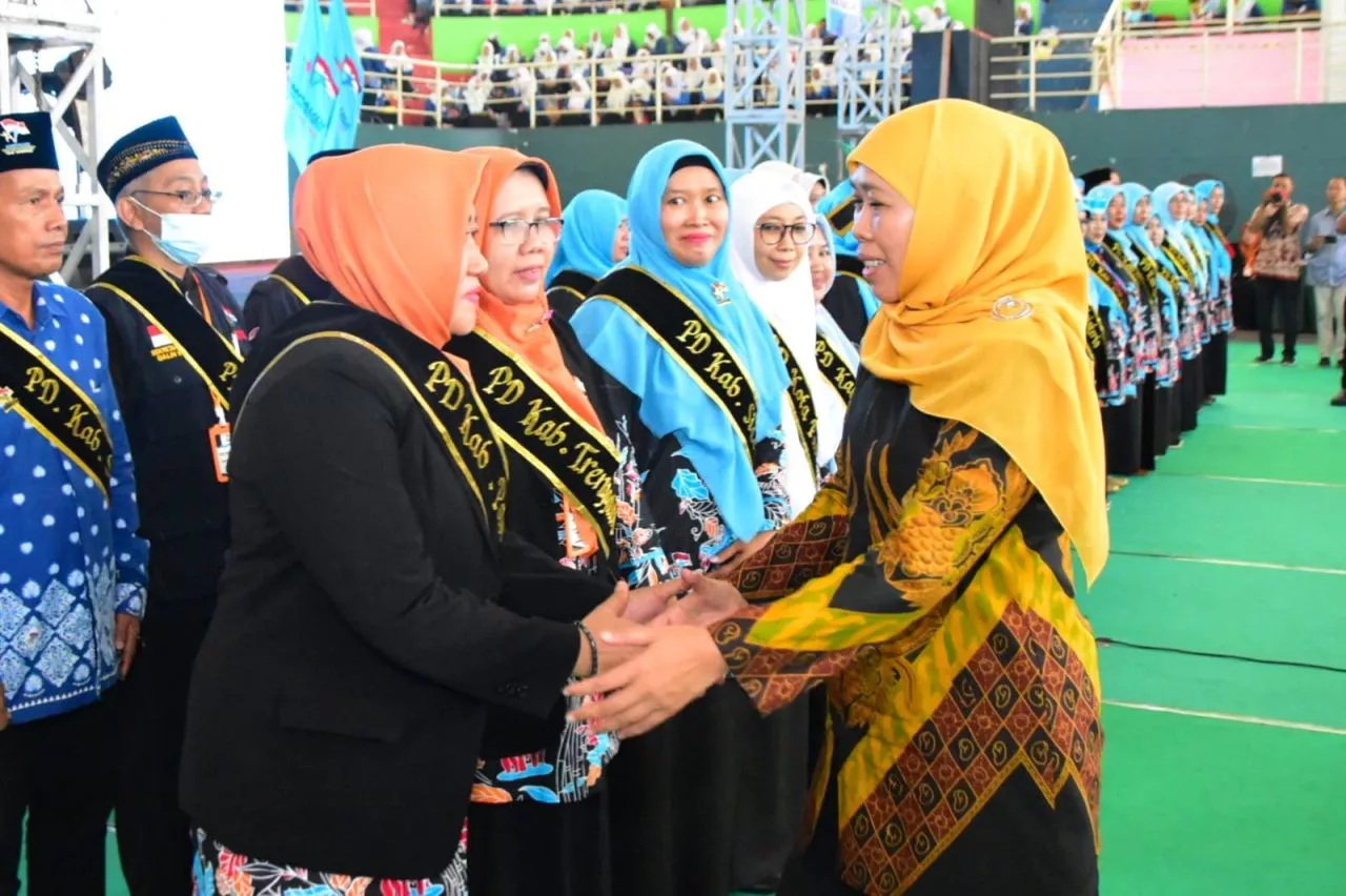 Gubernur Khofifah Dorong Guru Terus Berinovasi Cetak Generasi Emas 2045