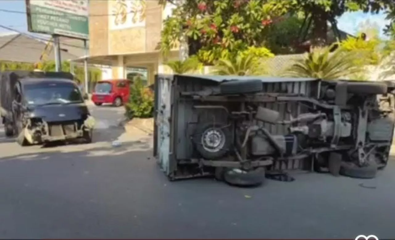 Nekat Salip Motor, Mobil Box di Surabaya Tabrak Pikap hingga Terbalik