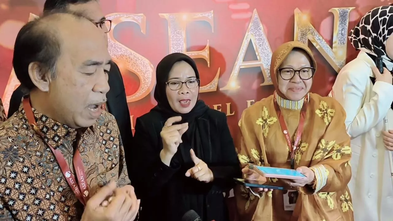 Mensos Risma Jadi Wartawan Dadakan di Forum Tingkat Tinggi ASEAN (AHLF) 2023