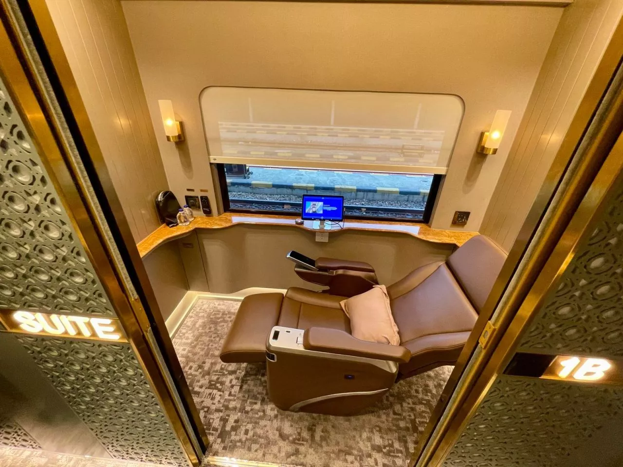 Antusias Kereta Suite Class Compartment Tinggi, Operasional Hari Pertama Tembus 100 Persen