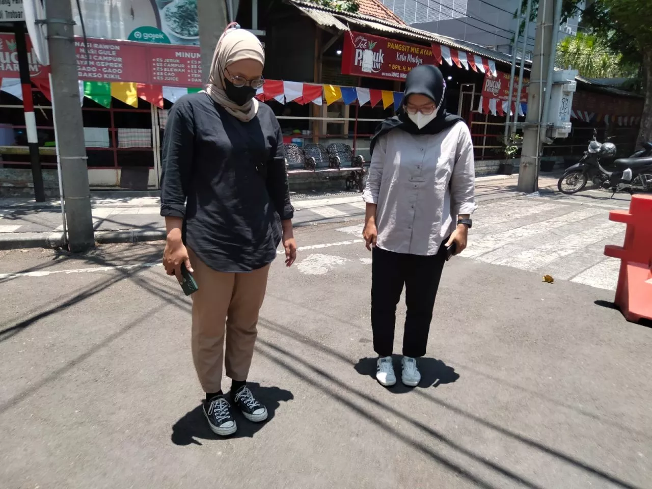 Warga Surabaya Membuktikan Fenomena Hari Tanpa Bayangan