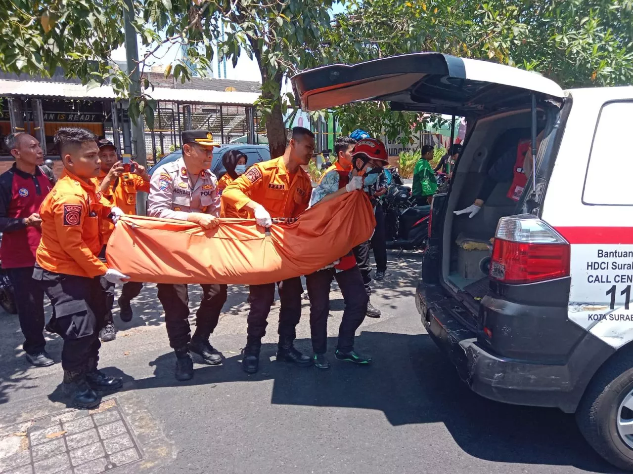 Tukang Becak Ambruk dan Meninggal di Jalan Mayjen Sungkono Surabaya