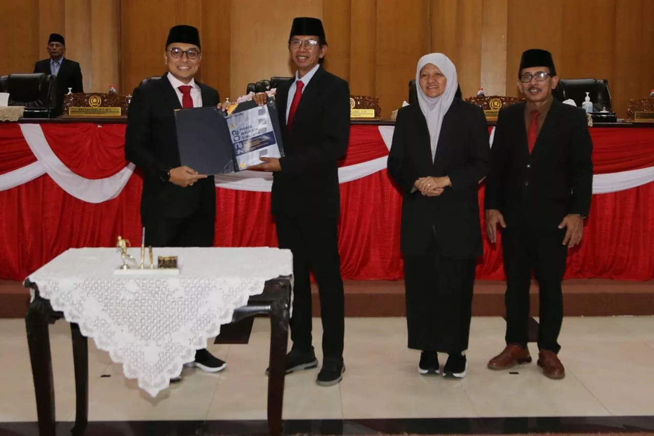 DPRD Surabaya Serahkan R-APBD 2024, Disahkan di Hari Pahlawan