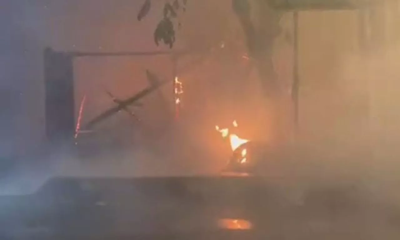 Warung di Jalan Ramokalisari Surabaya Hangus Terbakar