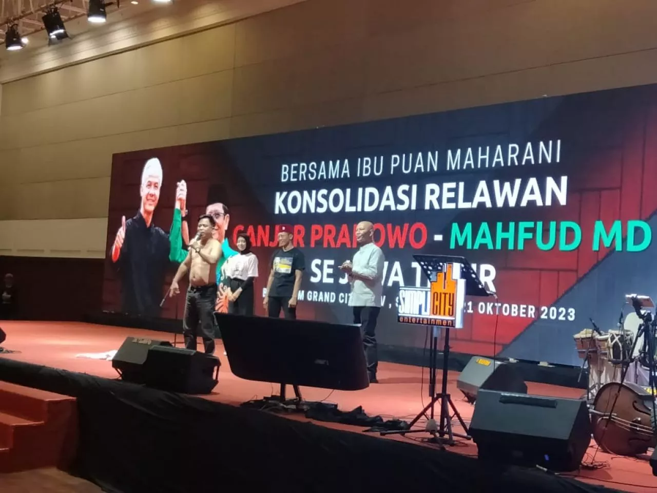 Relawan Ganjar-Mahfud Jawa Timur Lepas Baju Bertuliskan Jokowi