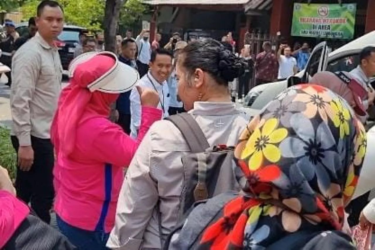Ditanyai soal Gibran Cawapres, Iriana Jokowi Malah Joget di Surabaya