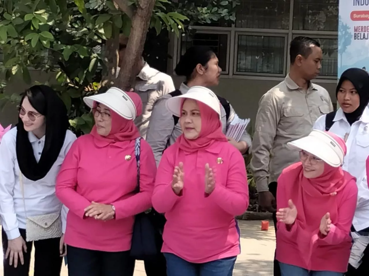Keseruan Iriana Jokowi Main Permainan Tradisional Bersama Anak-Anak Surabaya