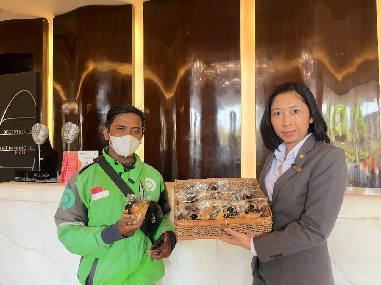 Hari Pangan Sedunia, Hotel Ciputra World Surabaya Bagikan Makanan untuk Driver Ojek Online