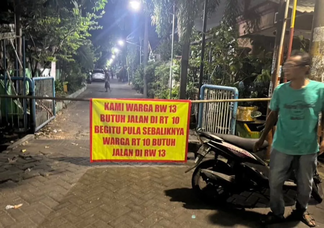 Ketua RT di Gubeng Surabaya ini Tutup Jalan untuk Parkir Mobilnya, Warga Geram