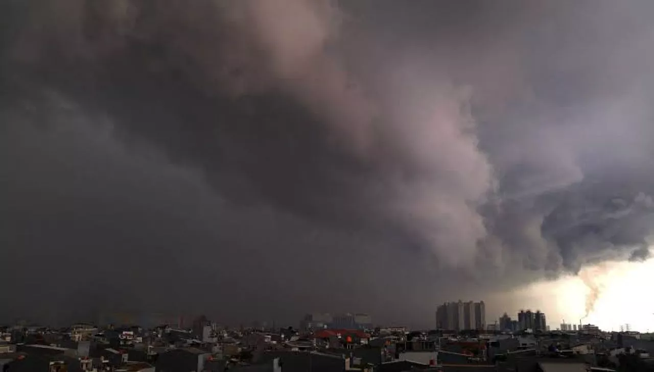 Atmosfer Labil, BMKG Prediksi Cuaca Ekstrem di Surabaya Berlangsung hingga 2 Desember 2023