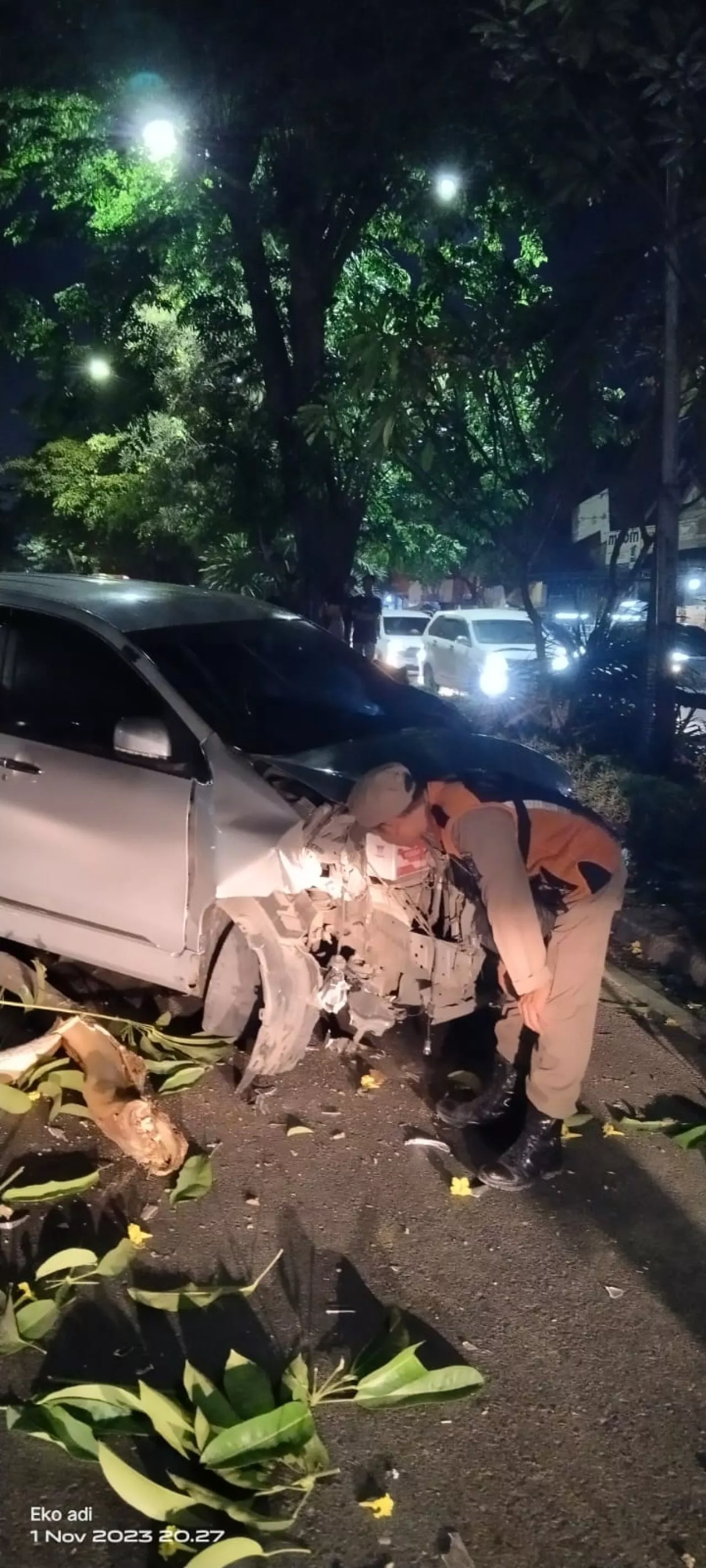 Daihatsu Xenia Hilang Kendali dan Berakhir Tabrak Pohon di Surabaya