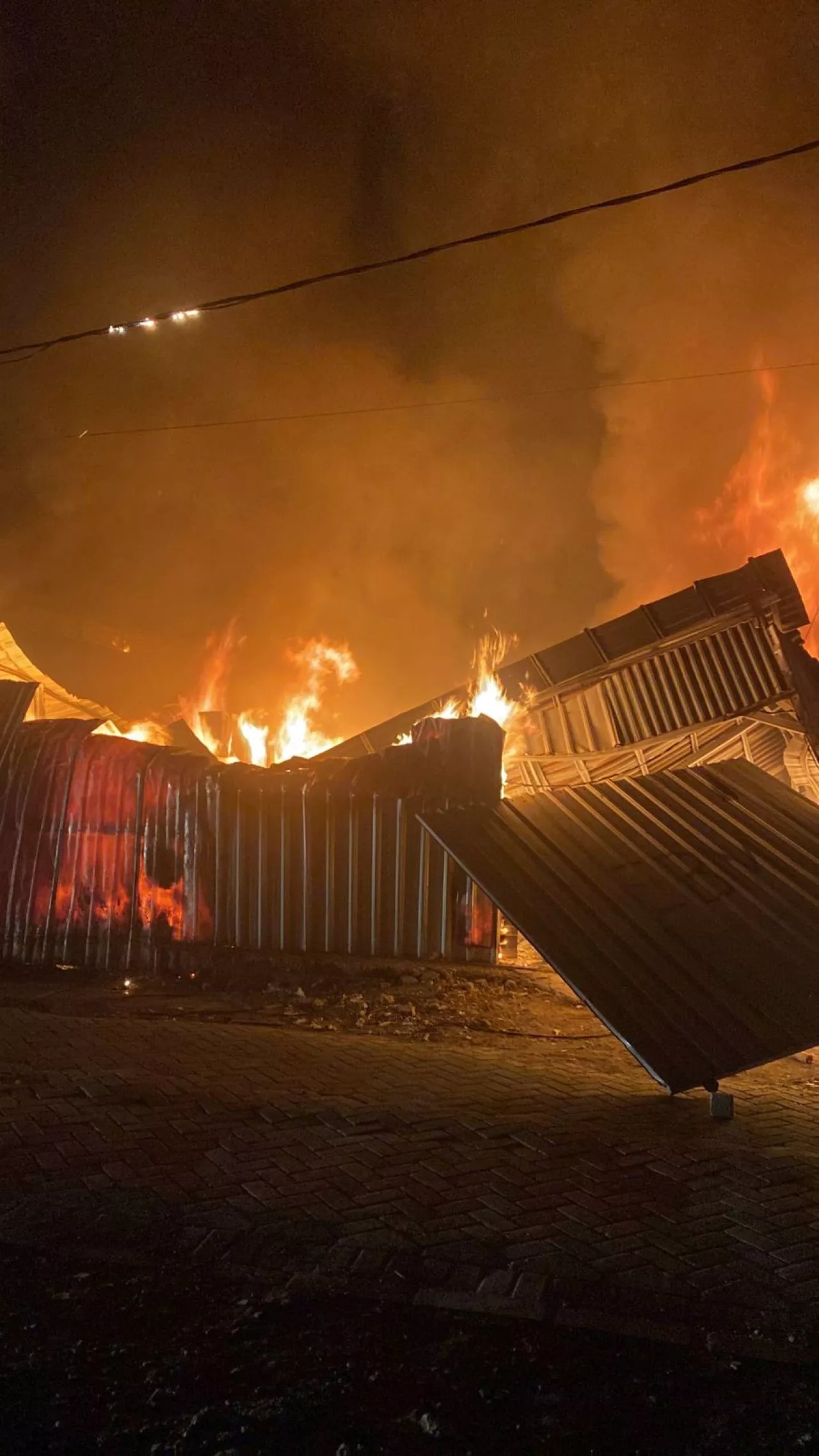 Dua Gudang Mebel di Tandes Surabaya Terbakar, 13 Unit Damkar Dikerahkan