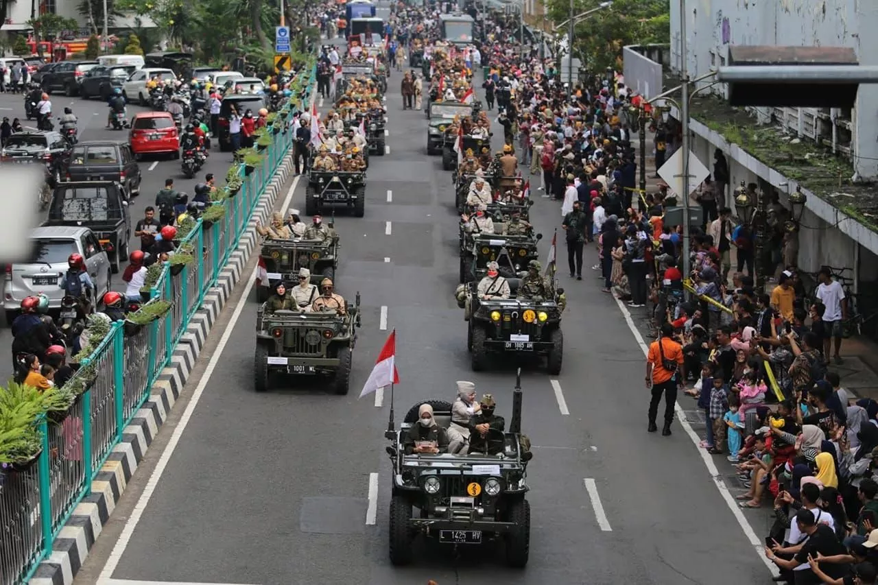 Parade Juang Surabaya 2023 Tampilkan Kolaborasi Apik dengan Komunitas Motor Klasik