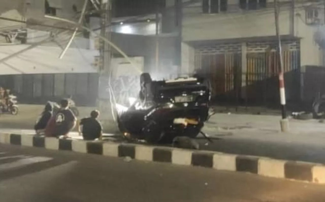Supir Kelelahan, Xpander Cross di Surabaya Tabrak Tiang PJU hingga Terbalik