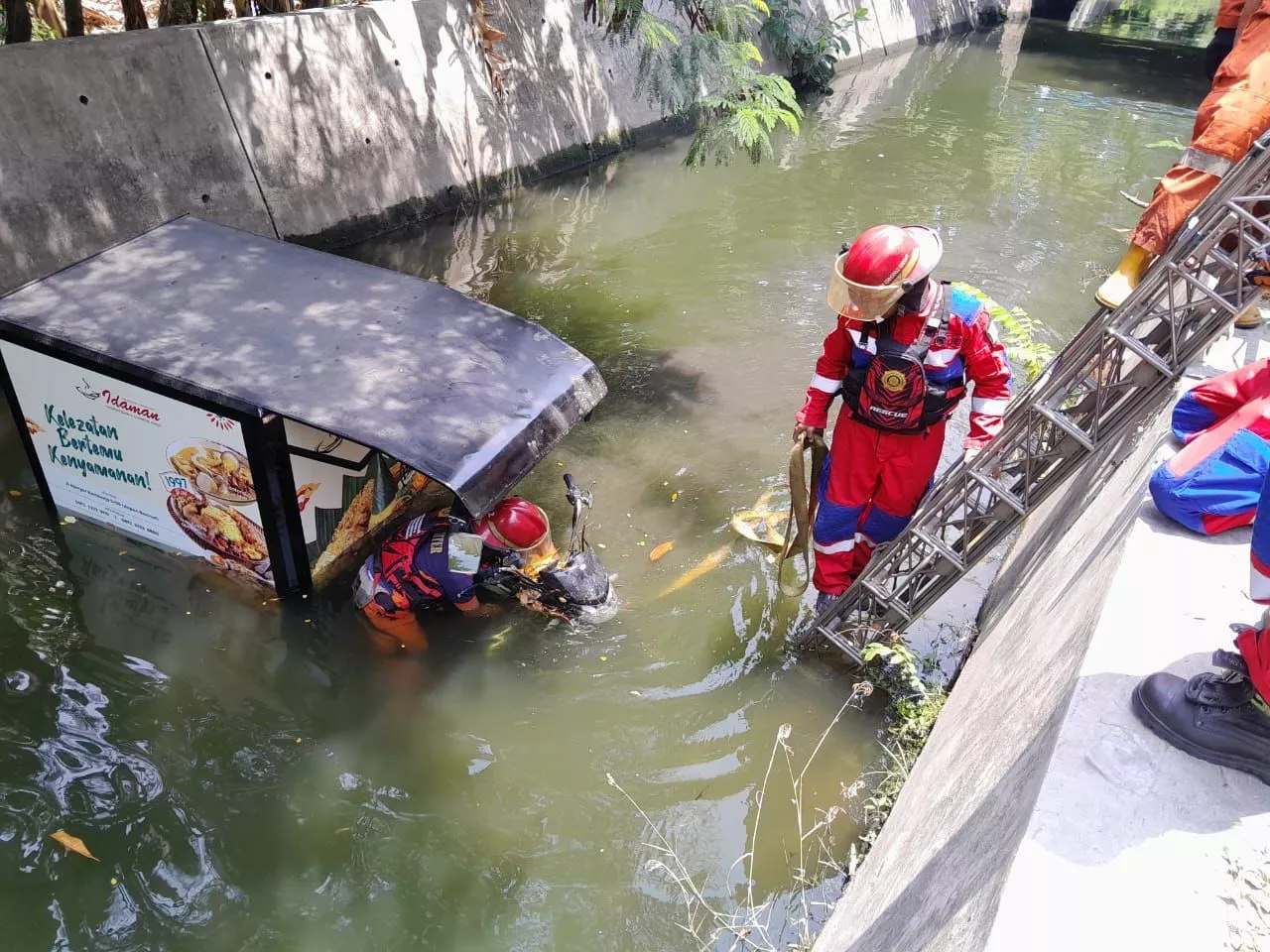 Apes, Gerobak Motor Penjual Makanan Tercebur di Sungai Semolowaru Surabaya