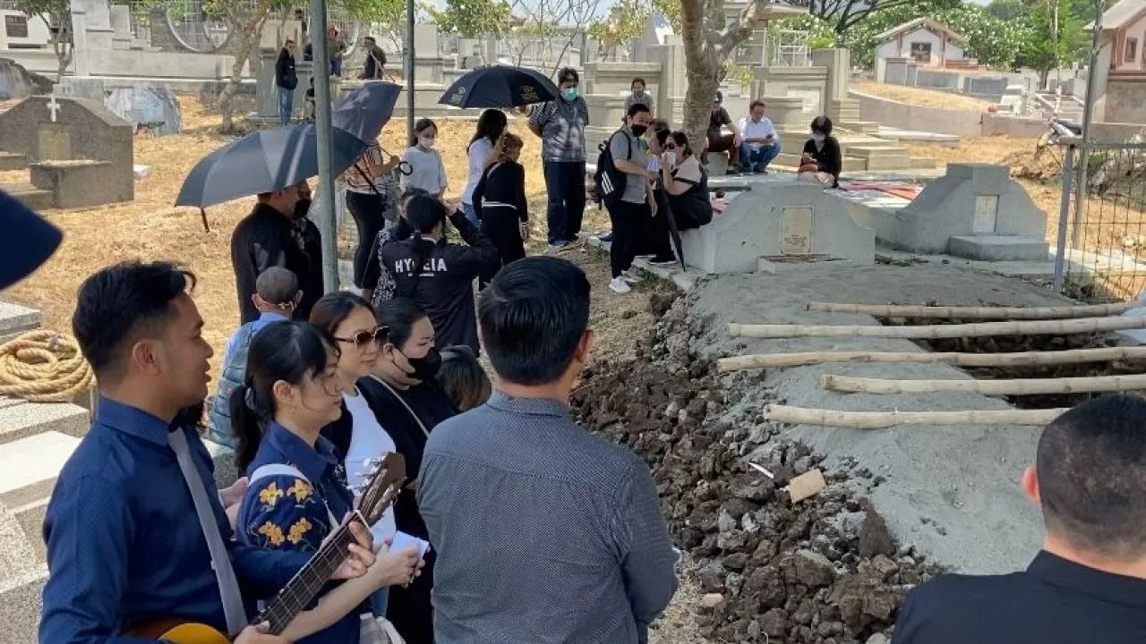 Tangis Keluarga Pecah saat Pemakaman Mahasiswi UNAIR yang Tewas dengan Kepala Dibungkus