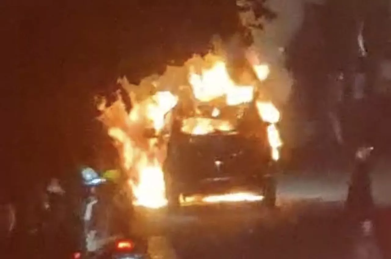 Terdengar Dua Kali Letupan, Toyota Innova Terbakar di Jalan Mayjen Sungkono Surabaya