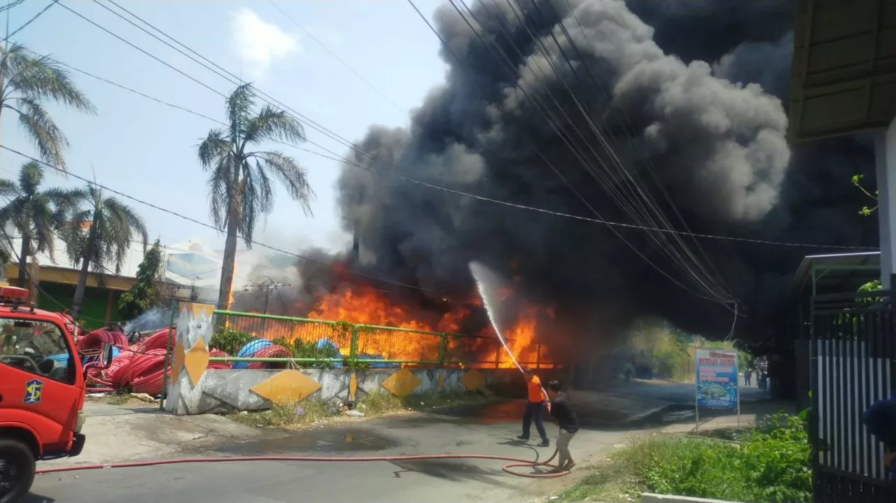 Tumpukan Selang Kabel Optik di Sambikerep Surabaya Terbakar, Satu Rumah Terimbas