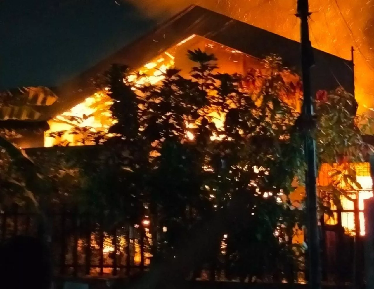 Rumah Terbakar di Manyar Sabrangan Surabaya, Dua Lansia Tewas