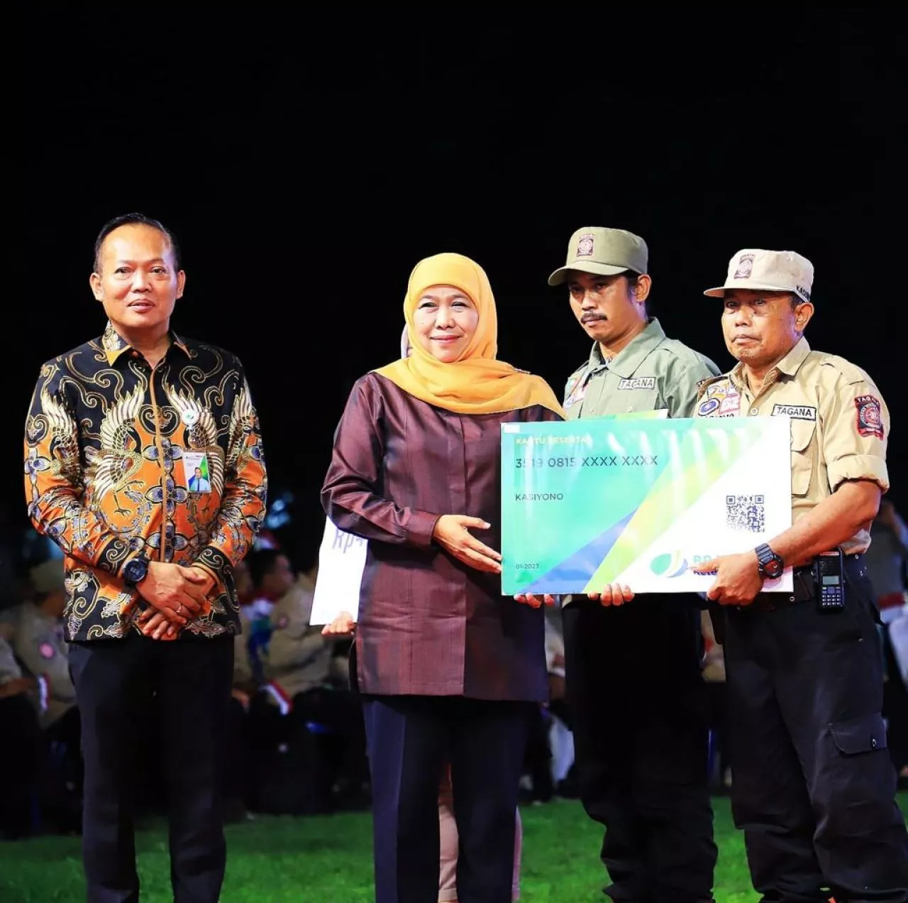 Pemprov Jatim Salurkan 1.914 Kartu BPJS Ketenagakerjaan pada Keluarga Pilar Sosial di Madiun