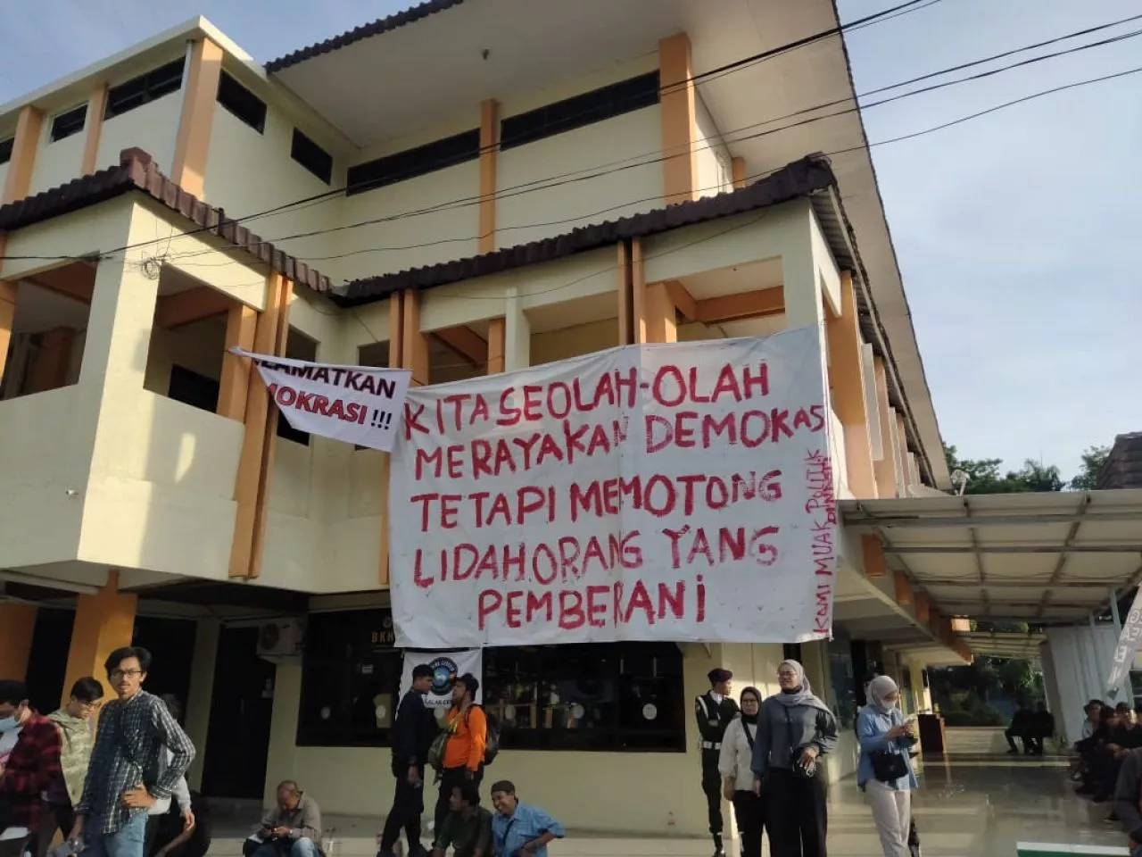 Aliansi Mahasiwa Jatim Gelar Mimbar di Kampus Tolak Politik Dinasti