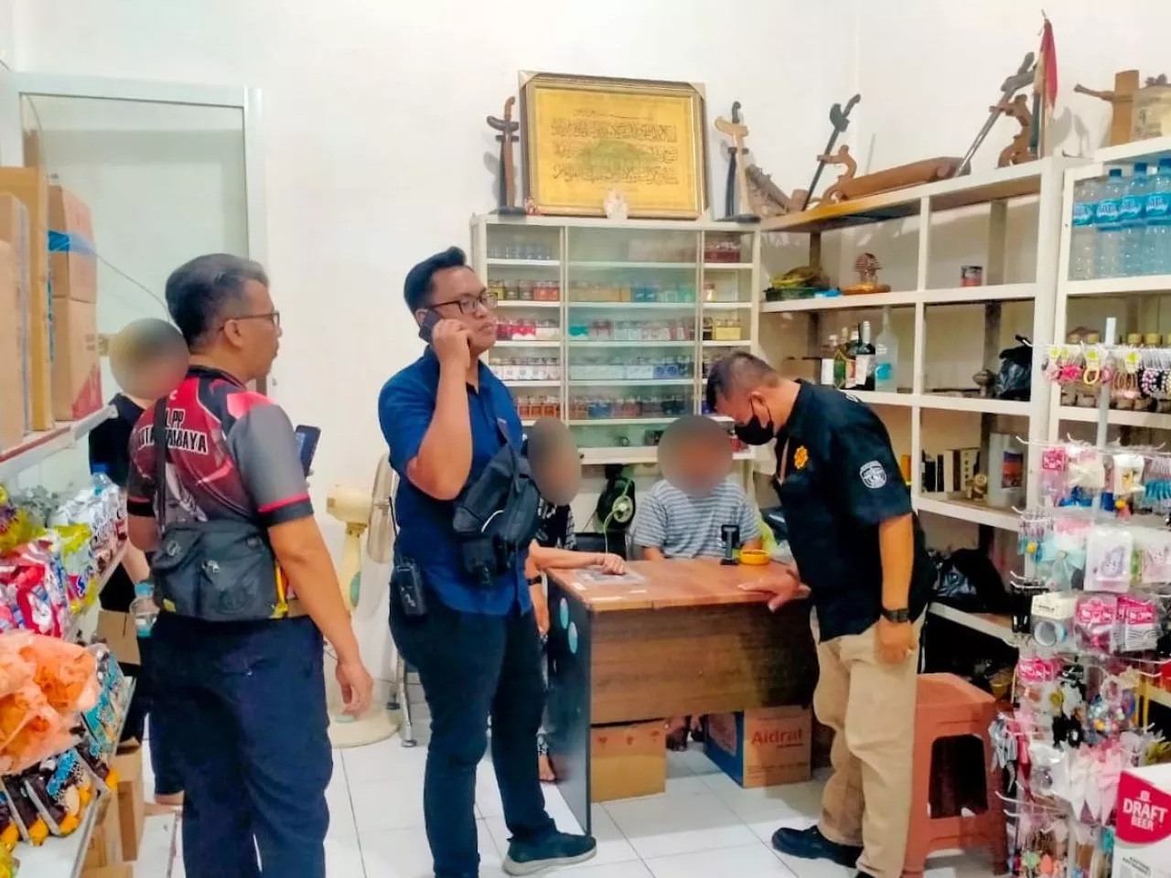 Razia Miras di Surabaya Berhasil Amankan Puluhan Botol Minuman Beralkohol