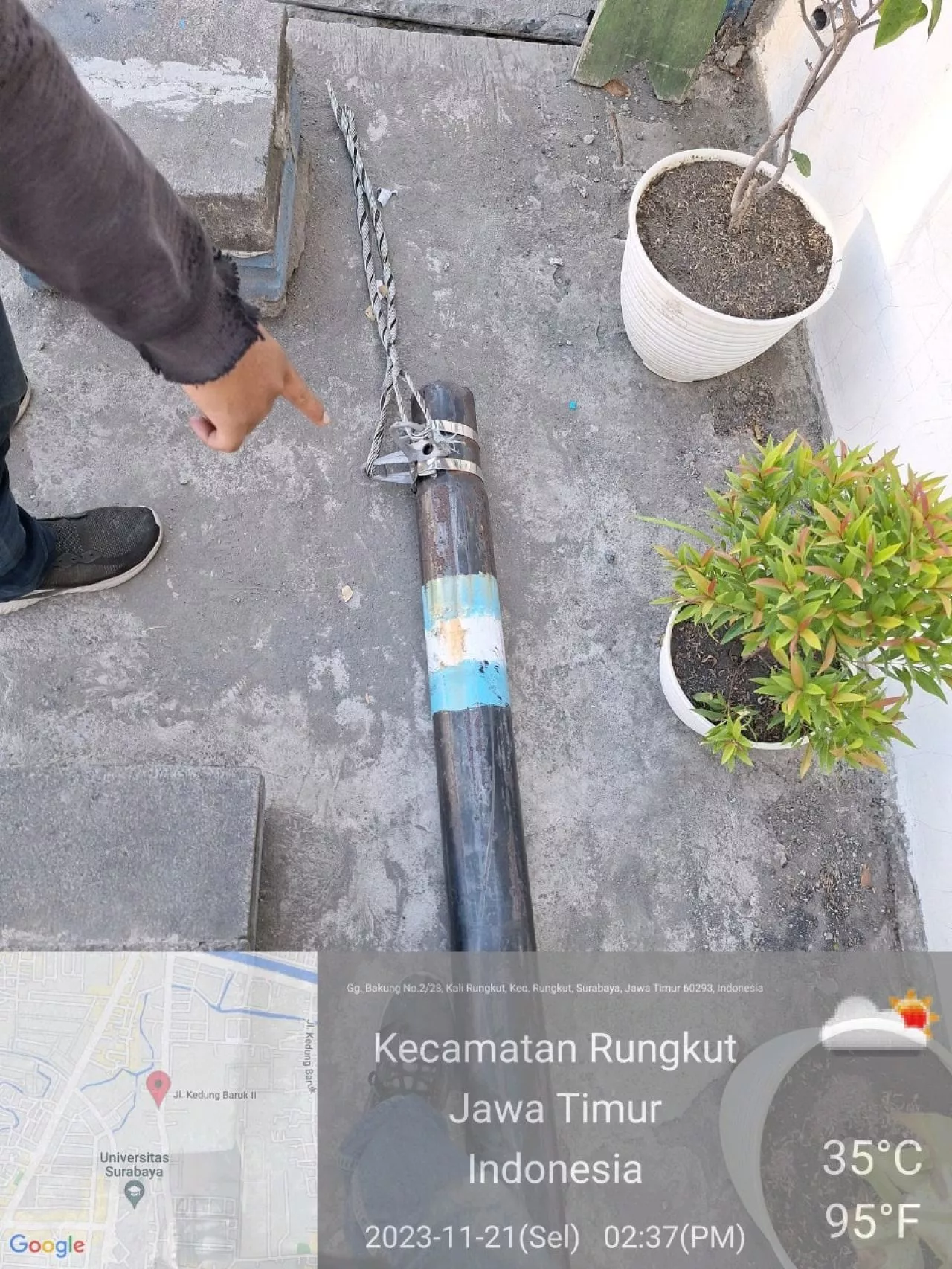Tiang Ambruk dan Timpa Pengendara Motor Bukan Milik Telkom, Diduga Milik Provider ini