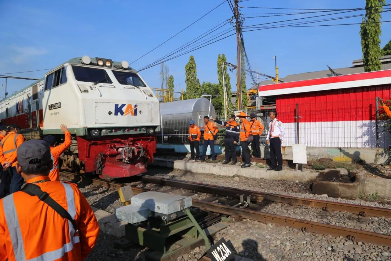 Prioritaskan Keselamatan Penumpang, KAI Daop 8 Lakukan Pengecekan Lintas Stasiun