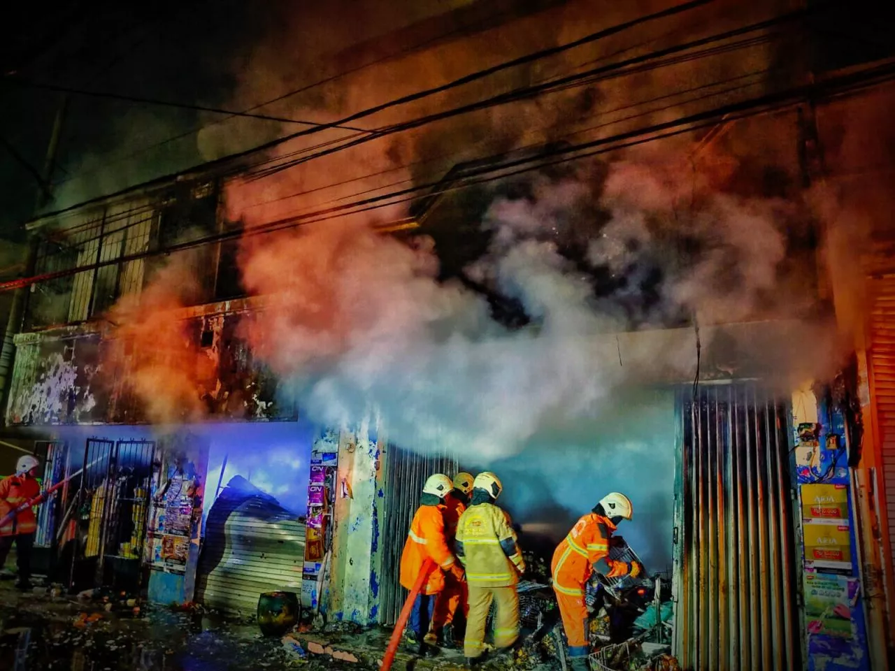 Ruko di Tambaksari Surabaya Terbakar, 13 Unit Damkar Dikerahkan