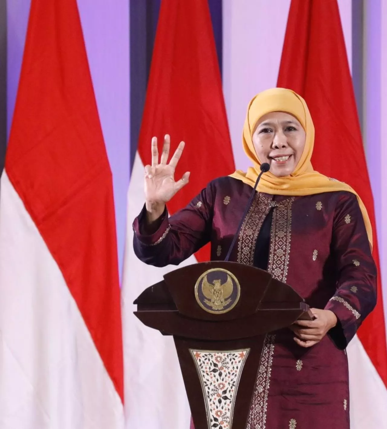 Khofifah Terima Penghargaan Tokoh Inspiratif Relawan Penanggulangan Bencana