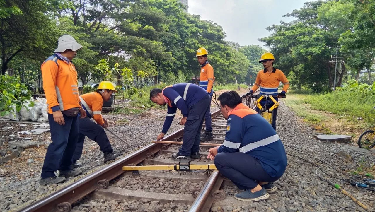 Perawatan Rel Jelang Nataru, KAI Daop 8 Pastikan Tak Ganggu Jadwal Perjalanan