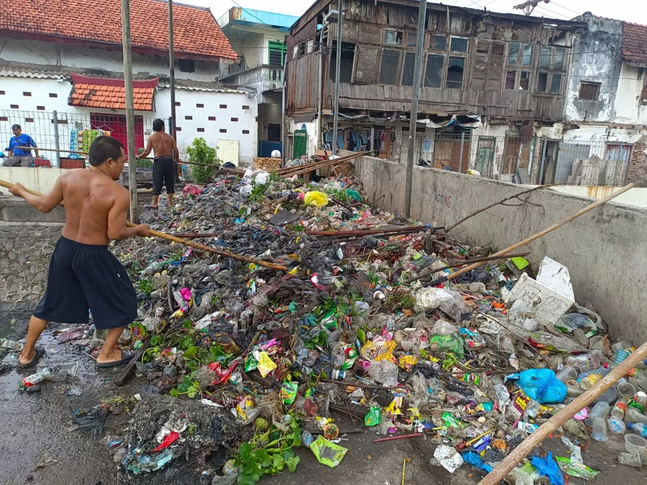 Musim Hujan, Satgas Pemkot Surabaya Sibuk Bersihkan Sampah di Pintu Air Banyu Urip