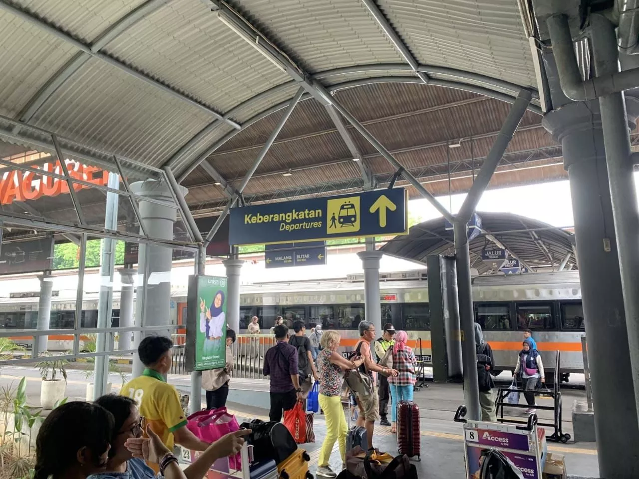 83 Ribu Tiket Nataru Terjual, KAI Daop 8 Tambah 6 Kereta Api Jarak Jauh