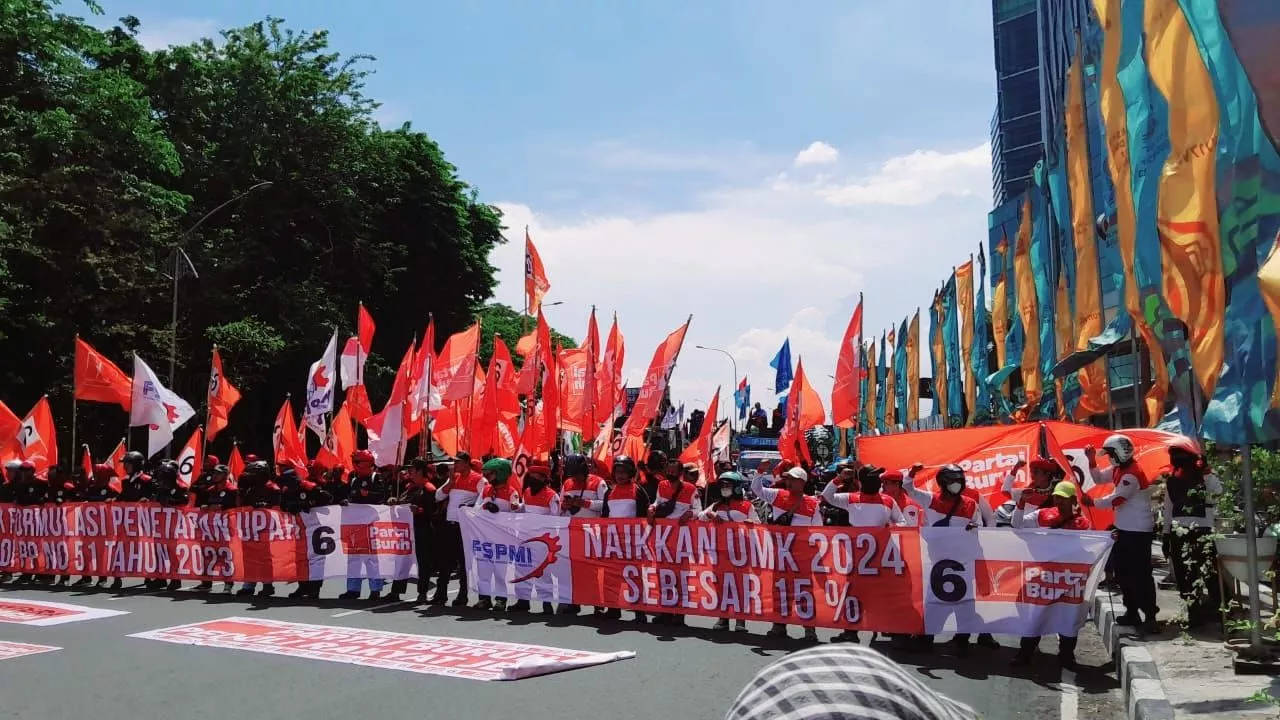 Geruduk Kantor Gubernur, Buruh Jawa Timur Demo Tuntut Kenaikan UMK 15 Persen