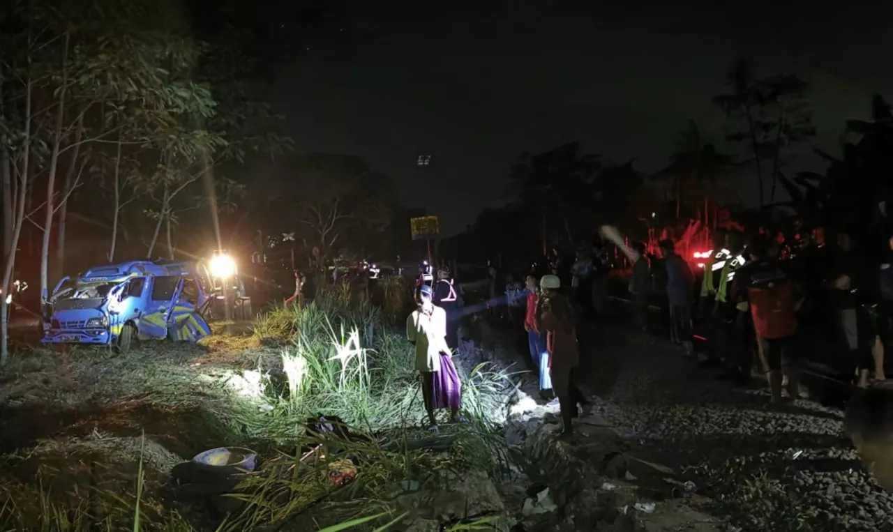 Korban Minibus Tersambar Kereta Api di Lumajang Disebutkan Rombongan Guru dari Surabaya
