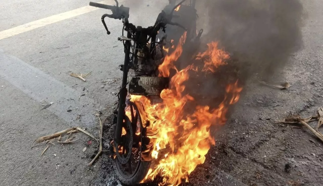 Suzuki Satria FU Terbakar saat Dikendarai di Surabaya