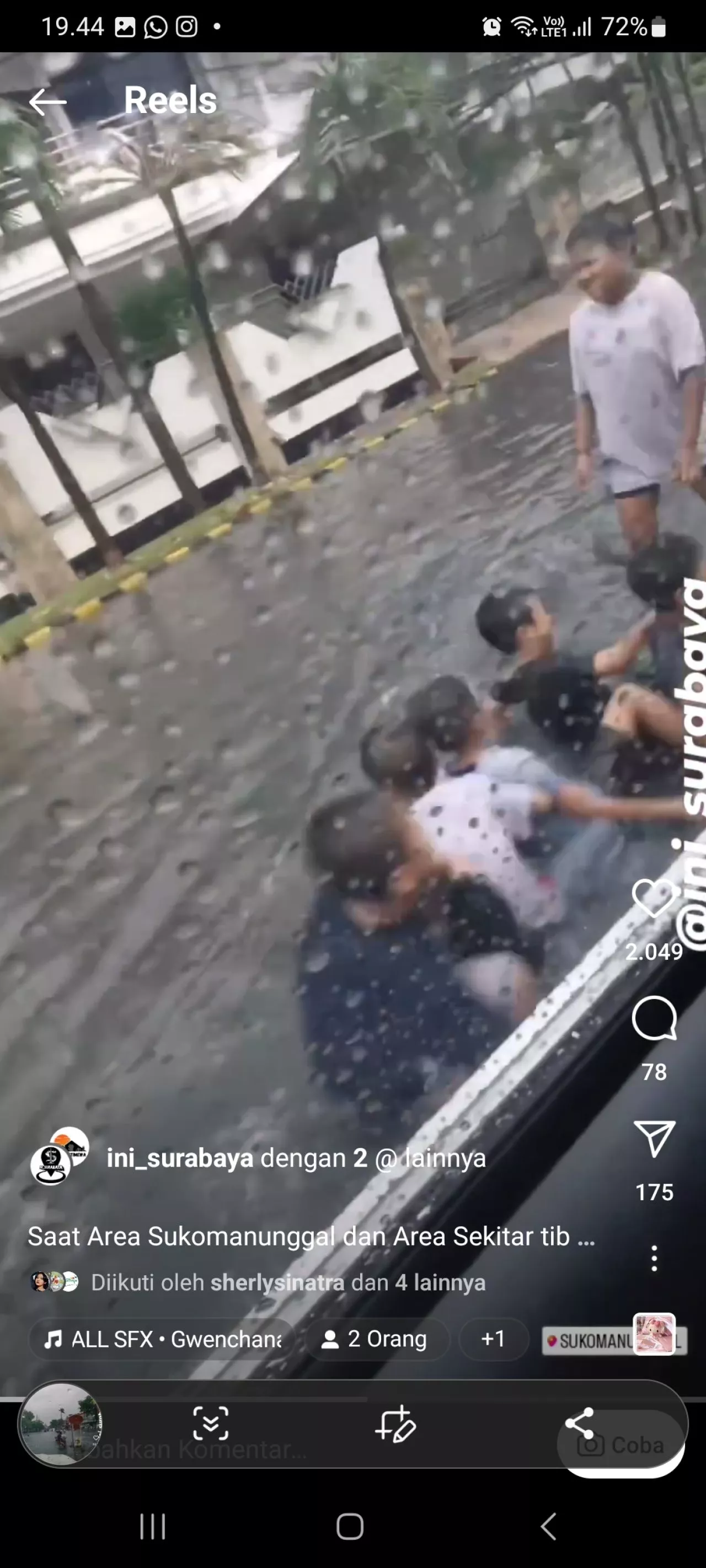 Hujan Turun, Surabaya Jadi Wahana Bermain Anak